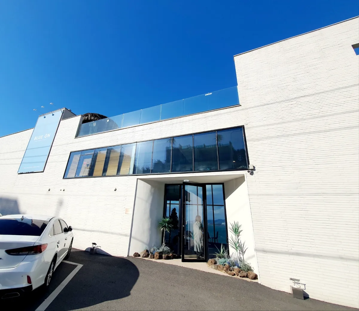 블루온-카페-정문