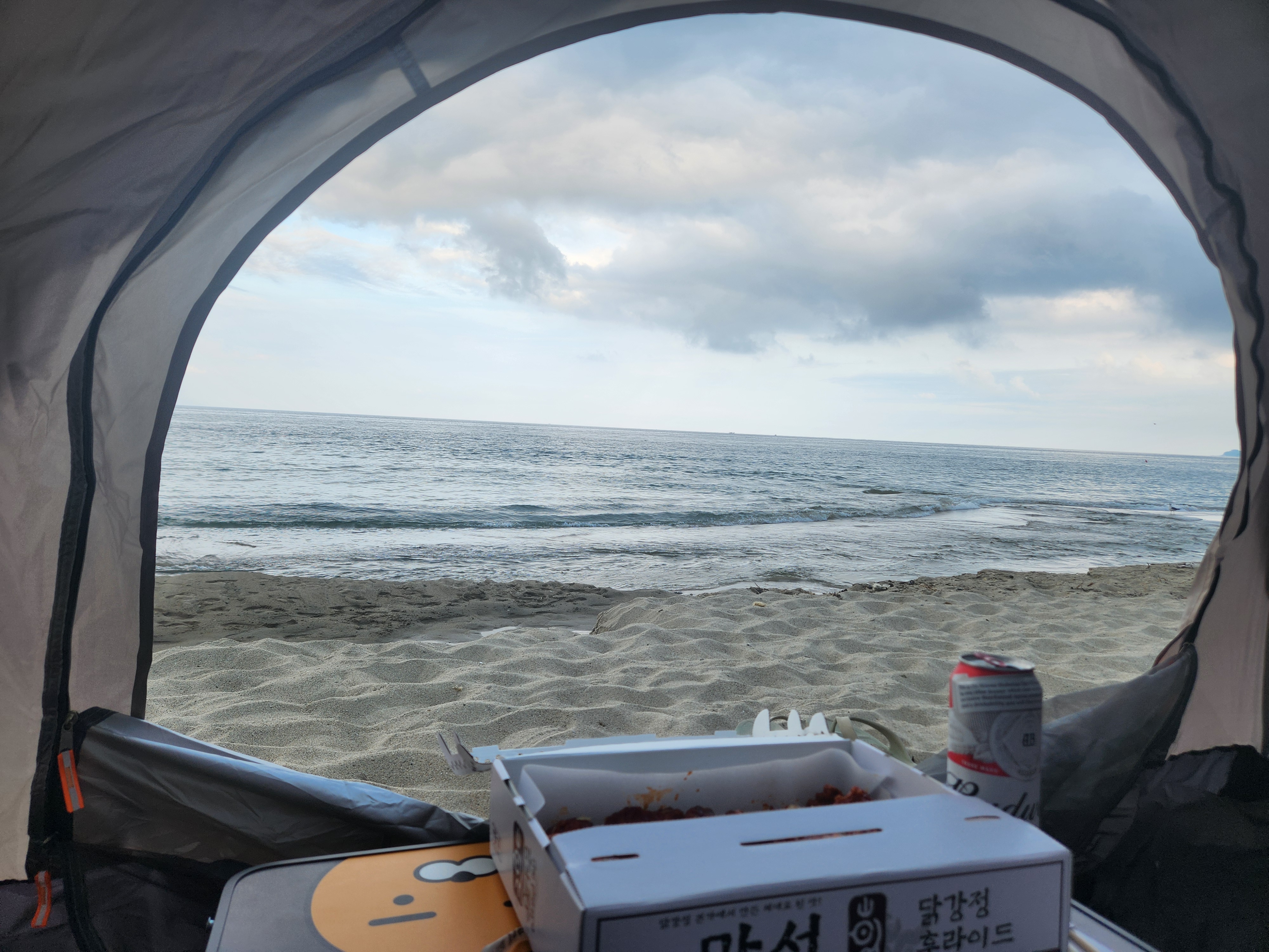 해수욕장에 그늘막 텐트를 치고_닭강정과 맥주 한캔