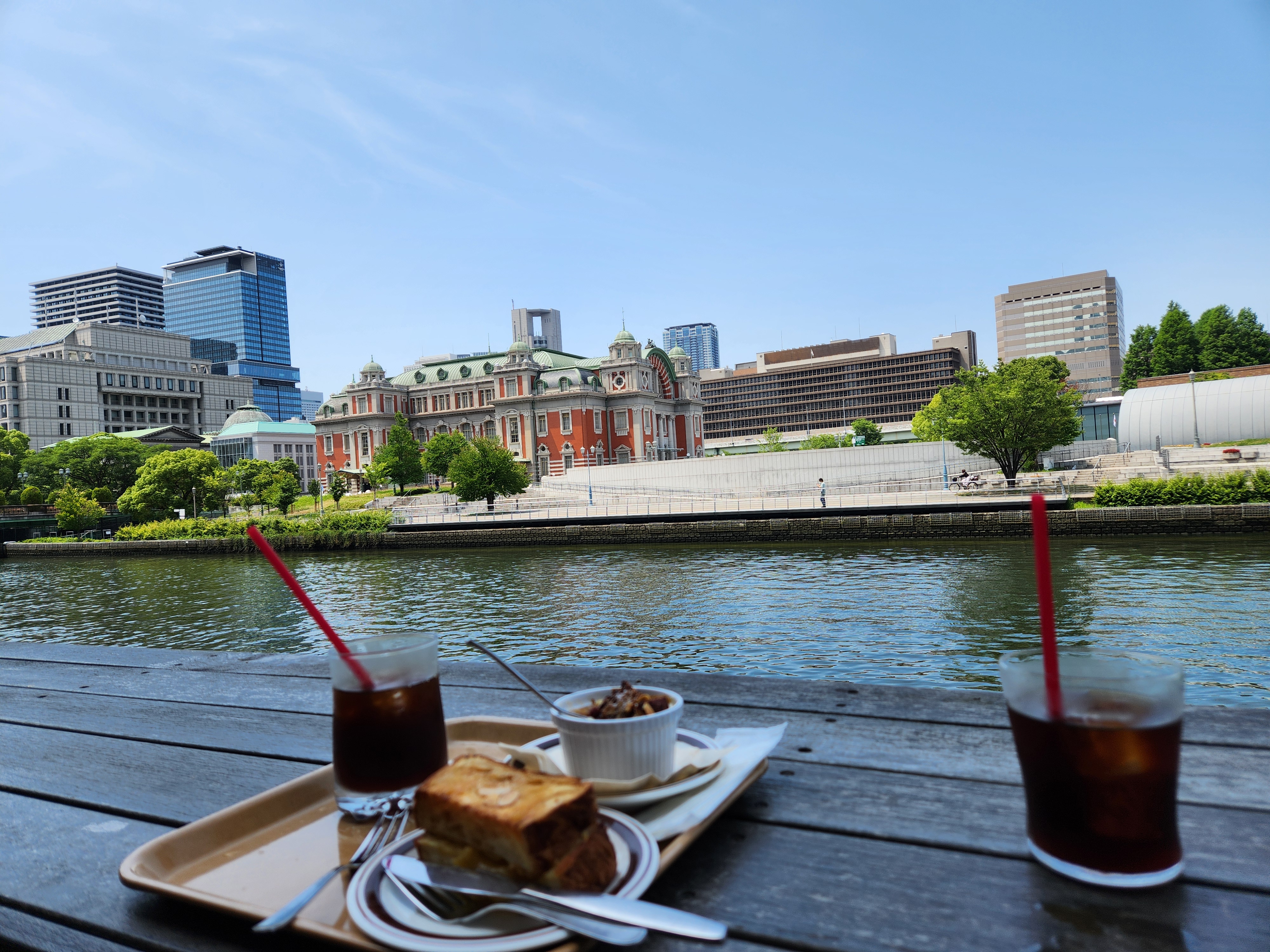 카페 마운트 테라스석에서 바라본 강변 뷰, 커피와 브레드 푸딩, 데니시가 놓인 테이블