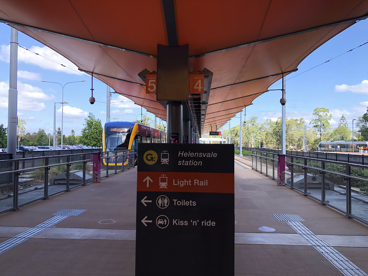 헬렌스베일 역 (Helensvale Station)