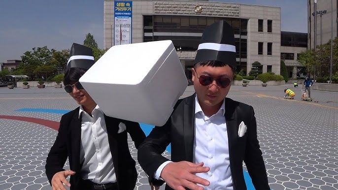 큰 화제가 되었던 충주맨 관짝 밈 영상 중 캡처