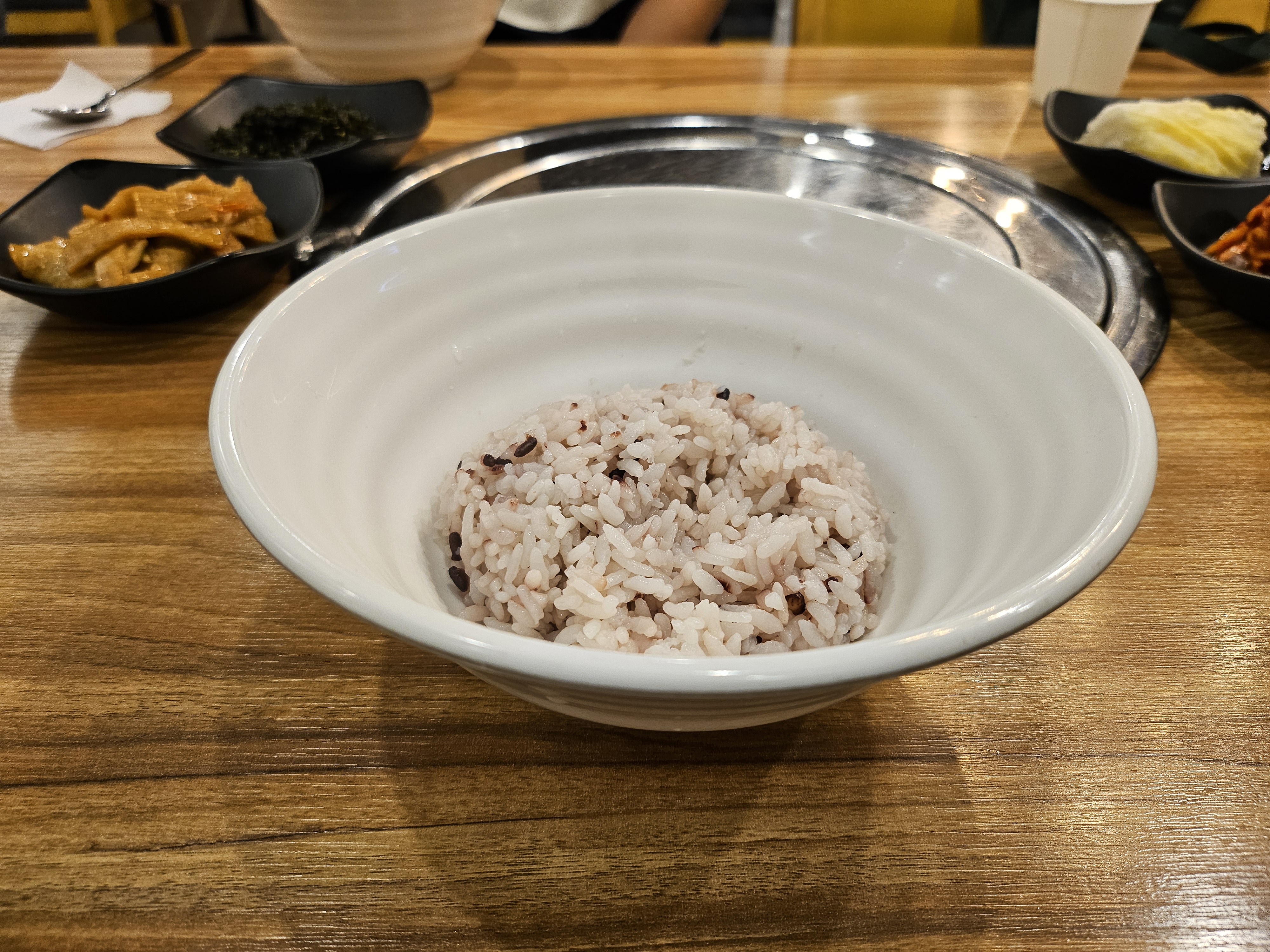 된장찌개와 비벼먹을 수 있도록 나오는 공깃밥