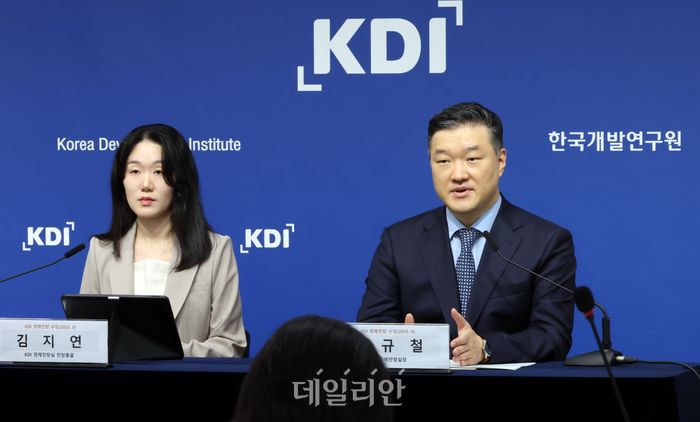 KDI 경제성장률 저성장의늪 건설투자 물가상승 추가경정 반도체 인구구조
