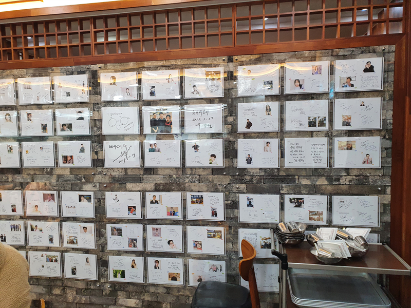 벽면에-걸린-싸인들