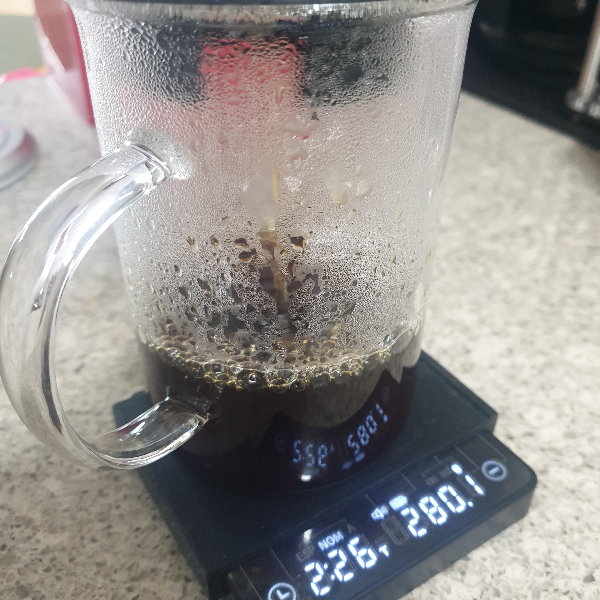 하리오 스위치를 이용한 커피 추출 레시피: feat. 테츠 카츠야_스위치 열어 커피 내리기