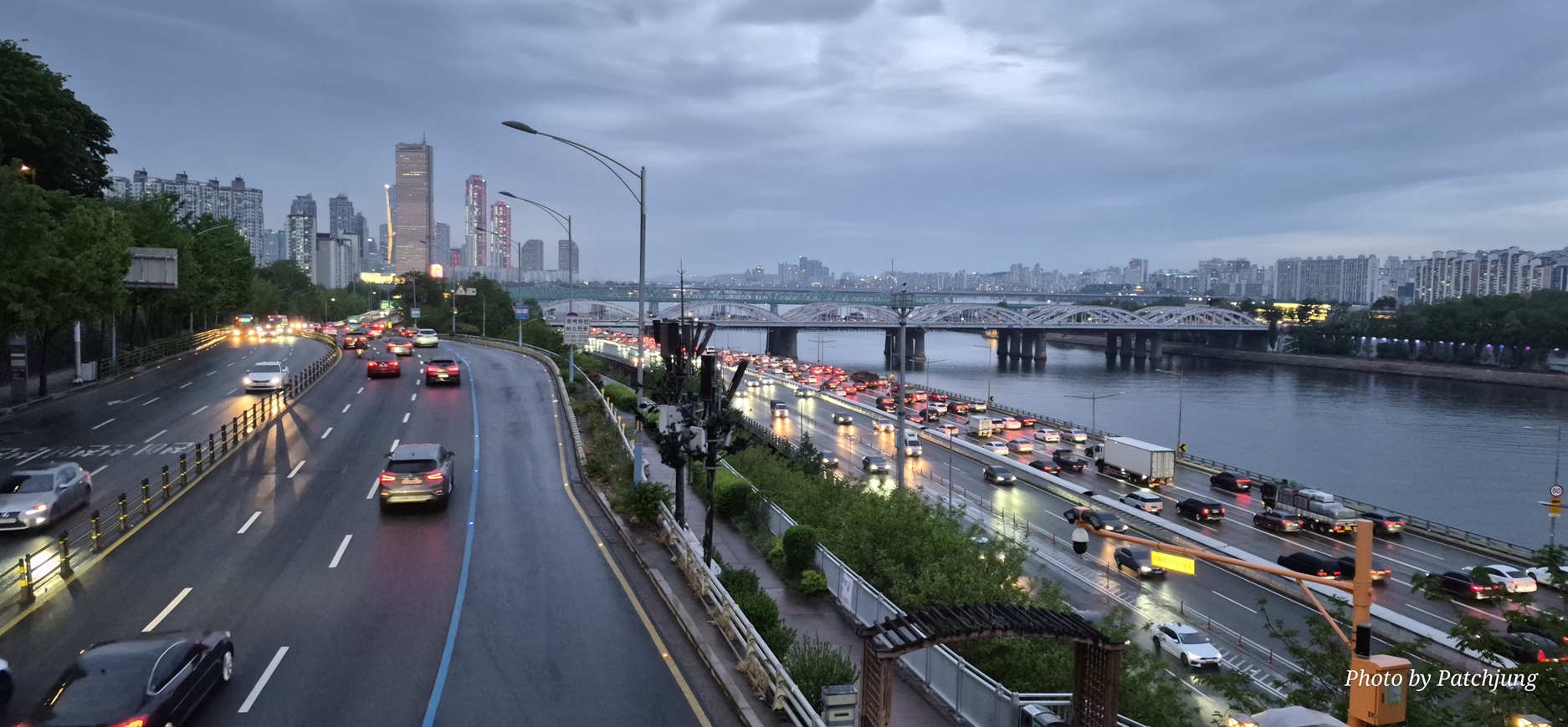 4월 27일, 비 온 뒤 효사정 육교에서 내려다본 서울 퇴근길 풍경