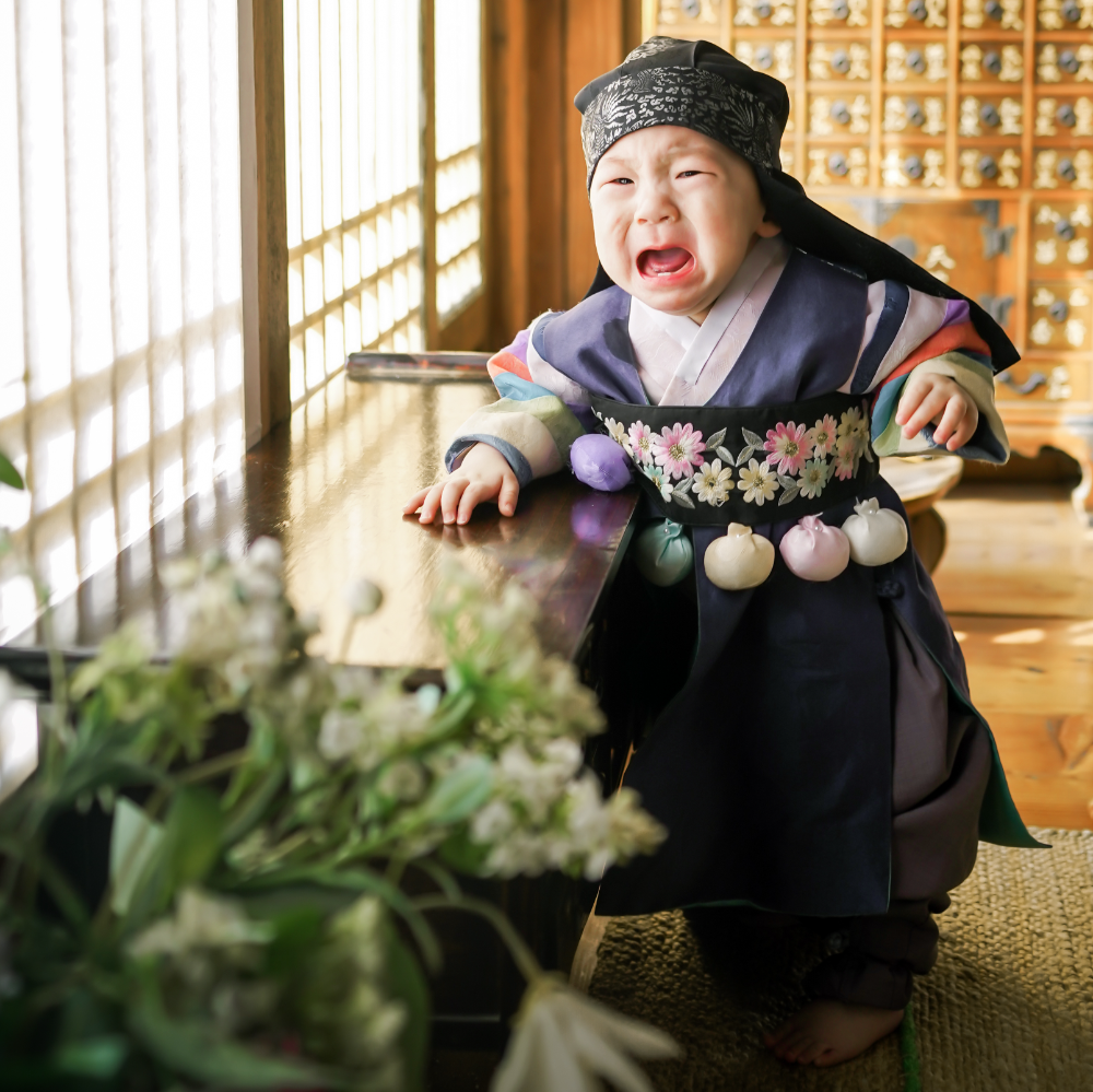 서있는 아기
