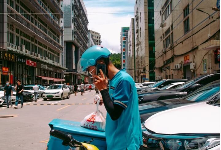 전화중인-배달원