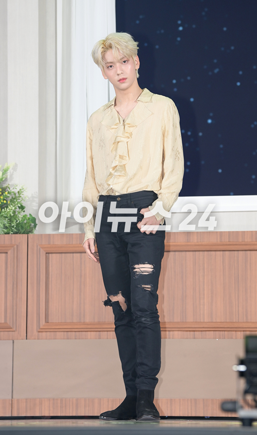 그룹 투모로우바이투게더 수빈이 26일 오후 서울 강남구 코엑스 오디토리움에서 열린 투모로우바이투게더(TOMORROW X TOGETHER, TXT) 미니 5집 '이름의 장: TEMPTATION' 발매 쇼케이스에서 타이틀곡 무대를 선보이고 있다. [사진=정소희 기자]