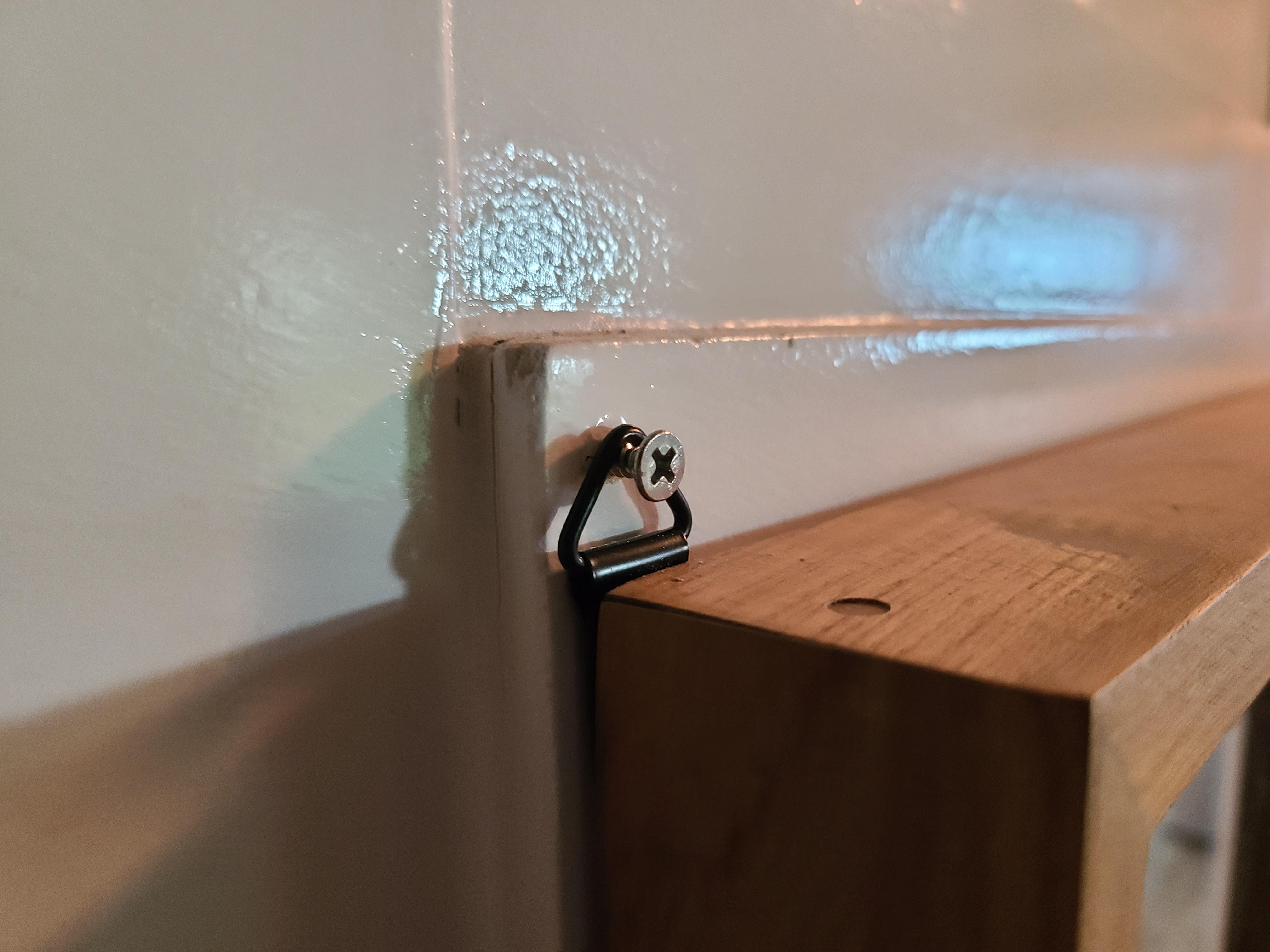 벽에 피스를 박고 거울을 건 모습