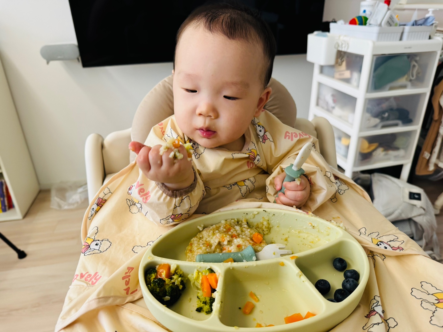 게살죽과 채소스틱을 손으로 집어보는 9개월 아기 찬솔이