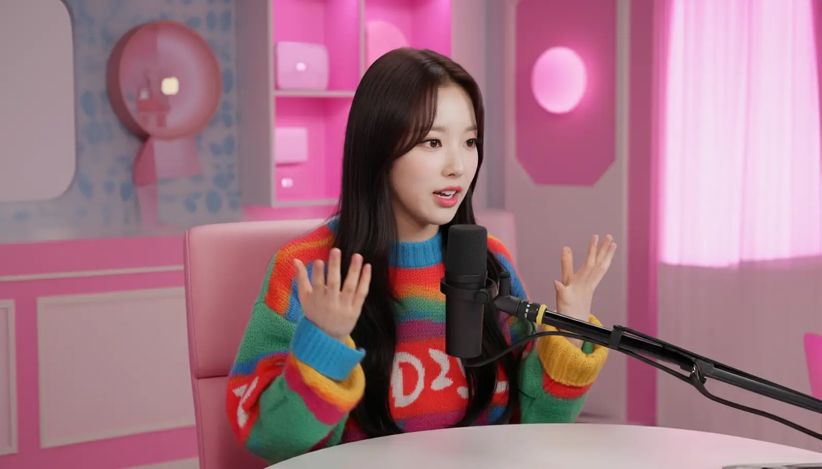 스튜디오에서 방송하는 여성