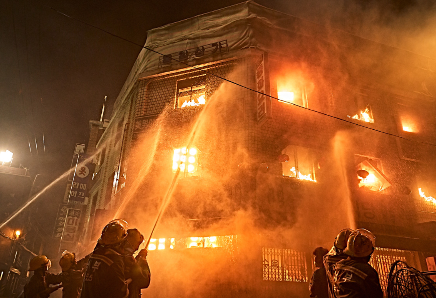 영화 소방관 화재진압 중인 마지막 화재현장