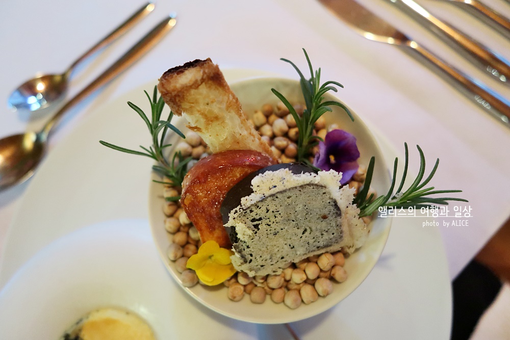 제주 전통 5성급 호텔 씨에스 다이닝 레스토랑 크리스마스 특별한 코스메뉴