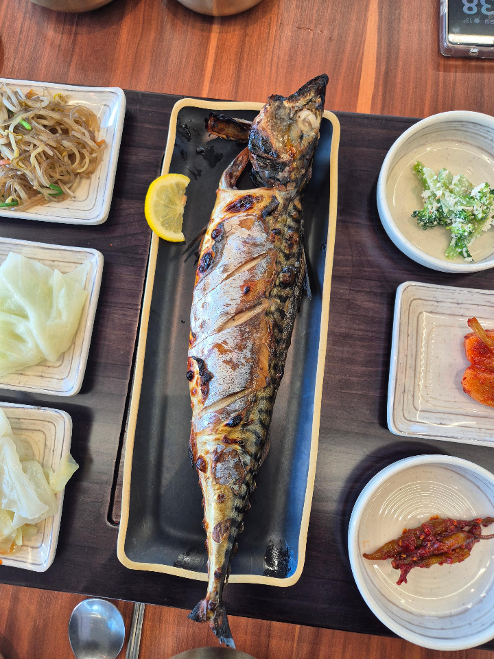 윤기 흐르는 겉바속촉 고등어 사진