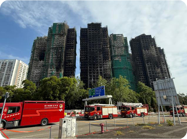 26일 화재로 불타버린 홍콩 신계 타이포구의 고층 아파트단지 '웡 푹 코트' 앞으로 소방차들이 늘어서 있다. [사진=한국일보, 허유정 기자]