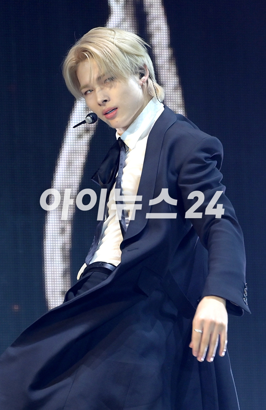 그룹 엔하이픈 니키가 22일 오후 서울 성북구 안암동 고려대학교 화정체육관에서 열린 엔하이픈(ENHYPEN) 미니 4집 '다크 블러드(DARK BLOOD)' 발매 기념 미디어 쇼케이스에서 타이틀곡 '바이트 미' 무대를 선보이고 있다. [사진=정소희 기자]