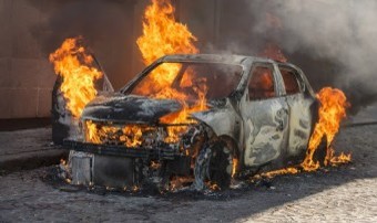 차에-불이나-전소되고-거의-형체만-남은-모습