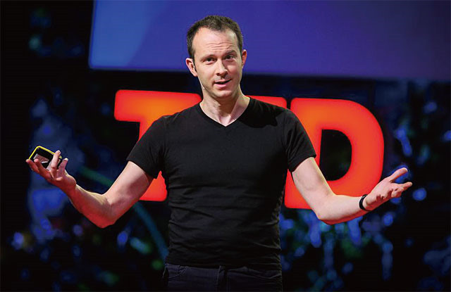 팀 하포드가 연설하고 있는 모습