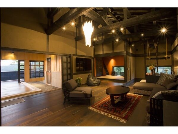 구로카와 온천 오쿠노유의 고급스러운 거실 공간. 전통 일본식 구조와 현대적인 인테리어가 조화롭게 어우러진 모습