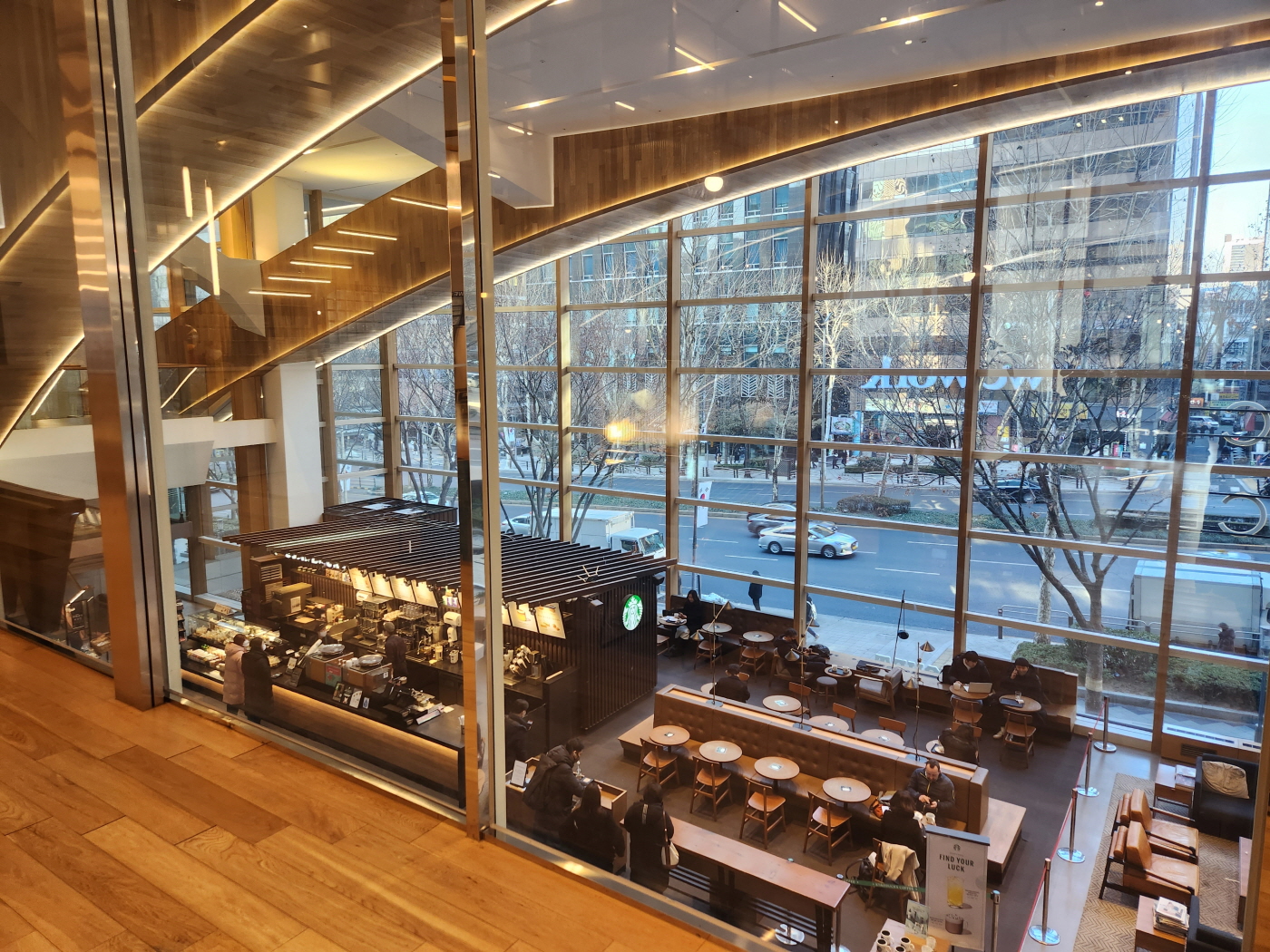 위워크 역삼 메인라운지 3층 에서 보이는 외부풍경