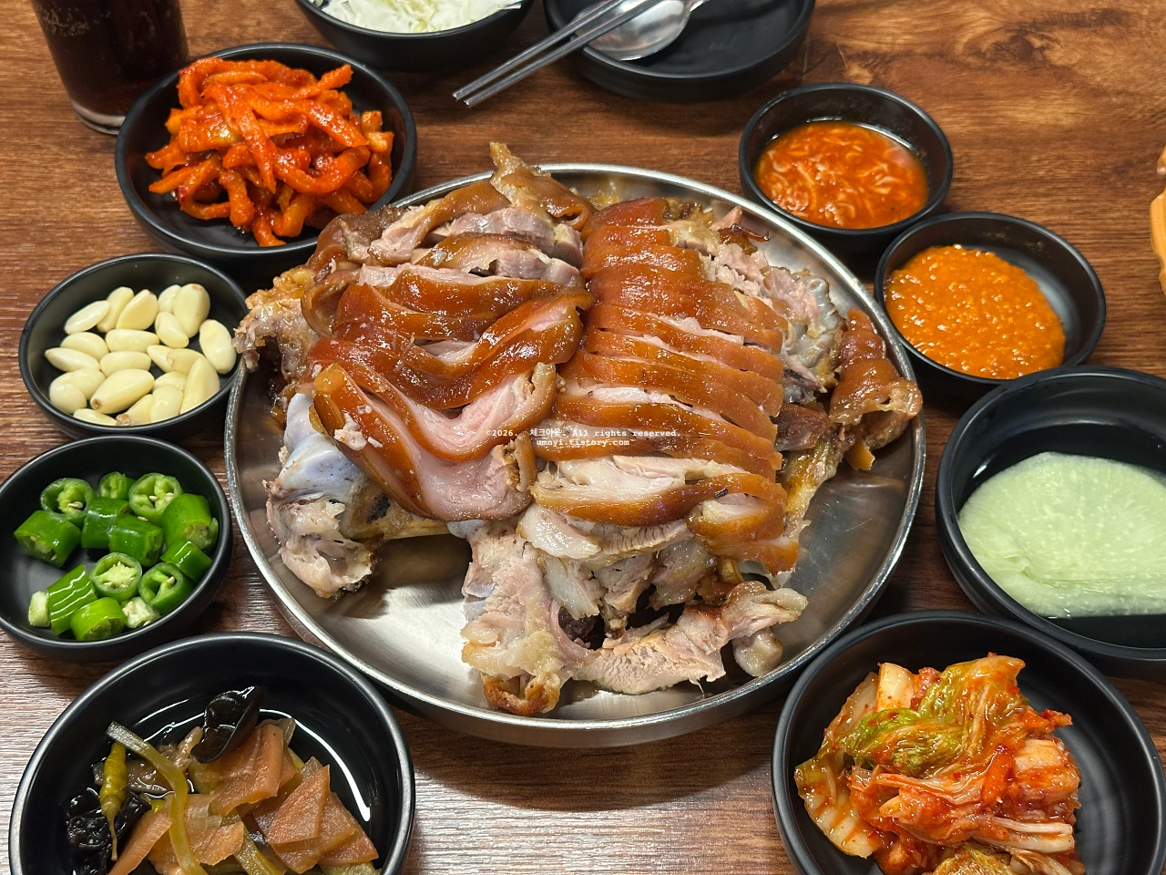 만족오향족발 사당역점의 오향족발 앞발 접시와 밑반찬을 촬영한 사진