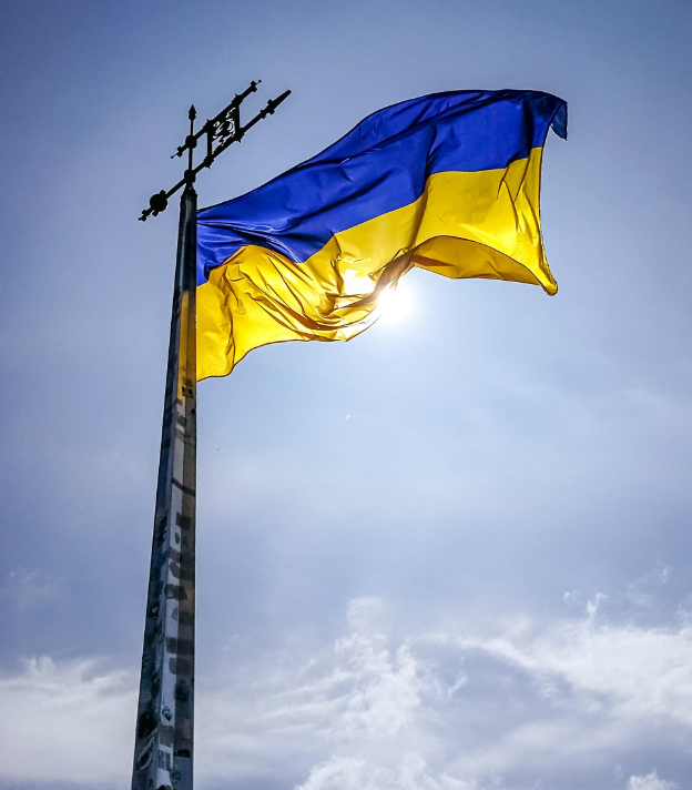 기둥에 묶여 흩날리는 우크라이나 국기