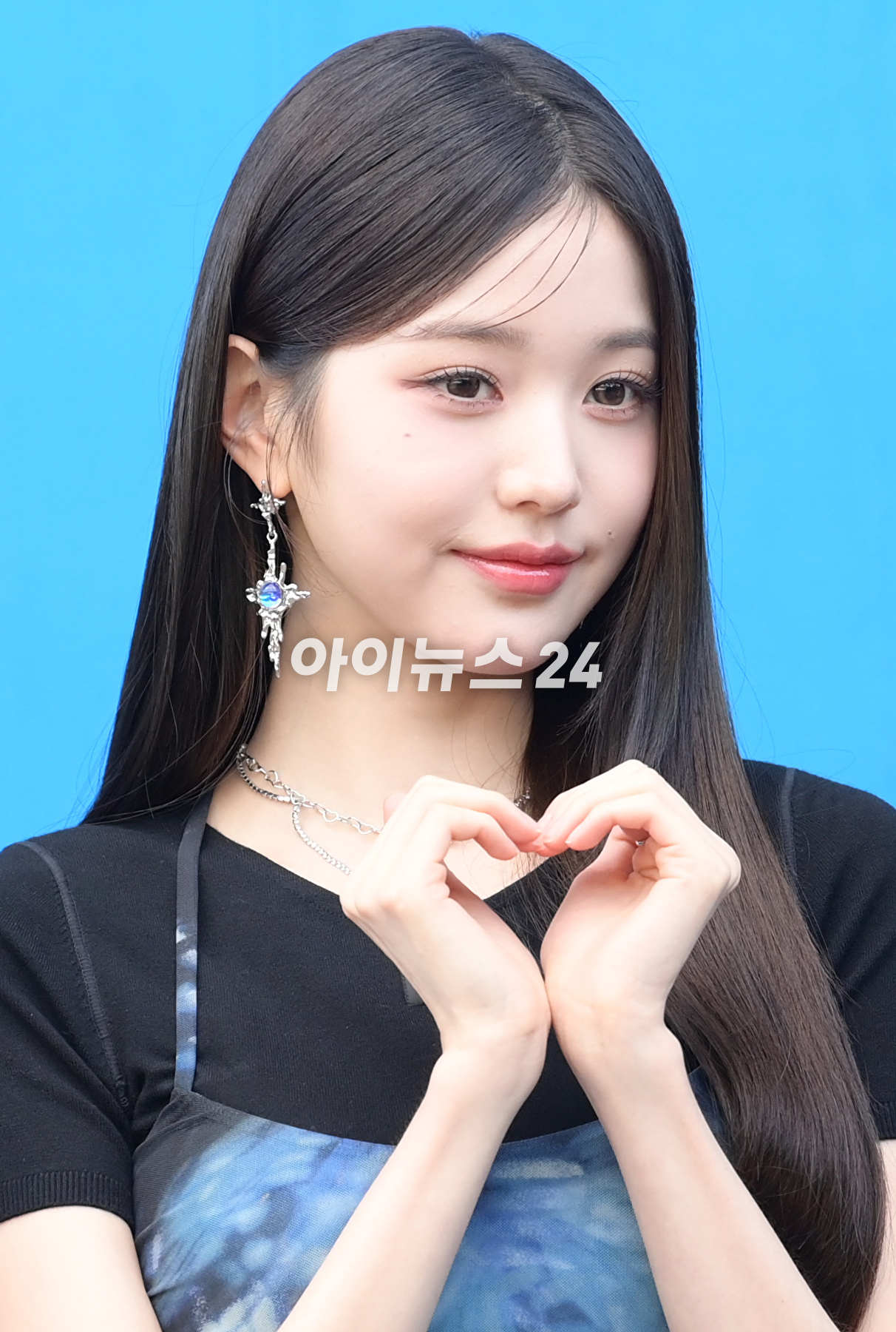 그룹 아이브(IVE) 장원영이 5일 오후 서울 잠실실내체육관에서 열린 &#39;펩시 썸머 페스타 2023&#39; 포토월 행사에 참석하고 있다. [사진=정소희 기자]