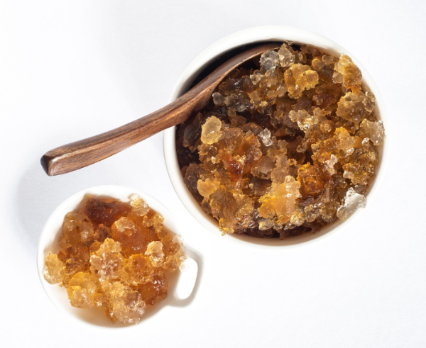 임신 중 섭취하는 콜라겐 형태 - 나무 숟가락과 함께 담긴 천연 젤라틴 식품 이미지