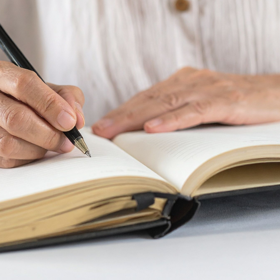 혼자 카페에서 여행을 기록하는 법 : 감성과 기억을 담는 시간