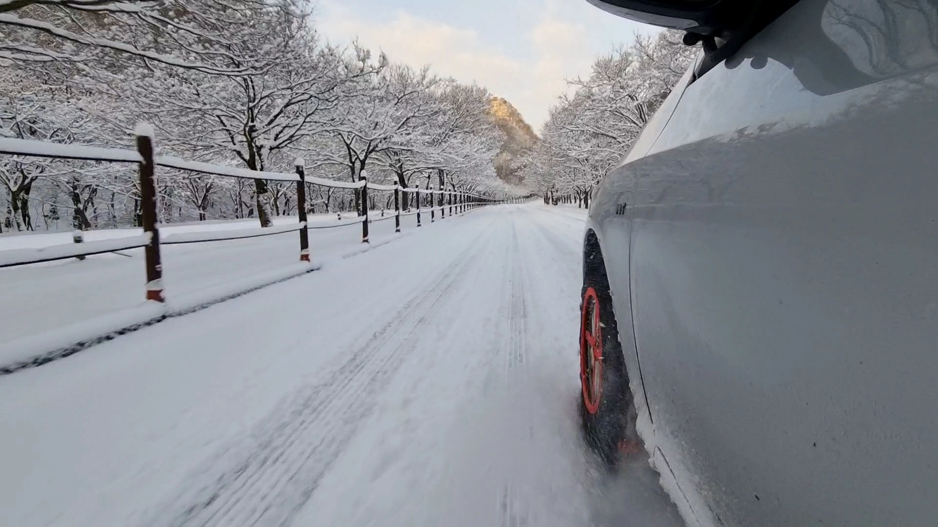 직물 스노우체인 주행하는 모습