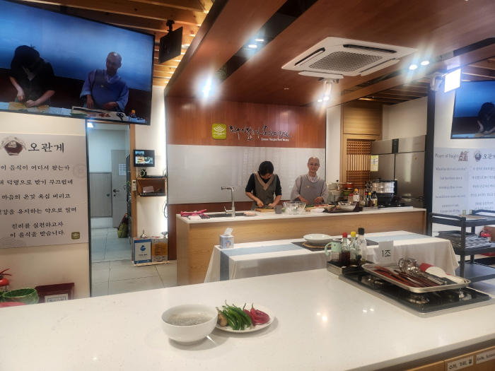 경률 스님과 수강생들이 고추우엉잡채 시연을 준비하는 모습 &ndash; 사찰음식 체험장 전경