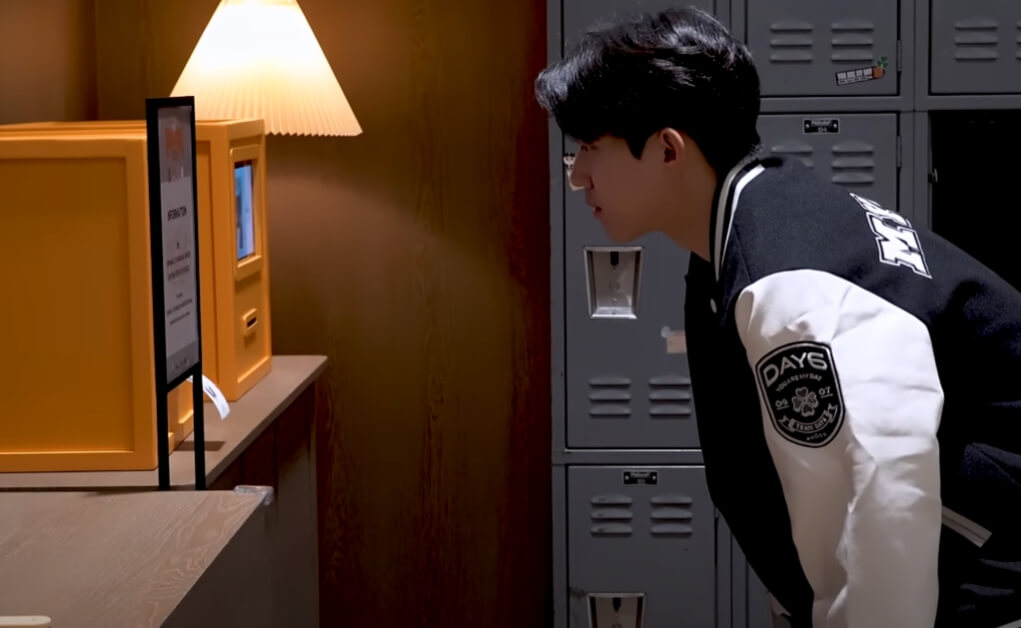 응원봉 키링 전시와 판매대 모습