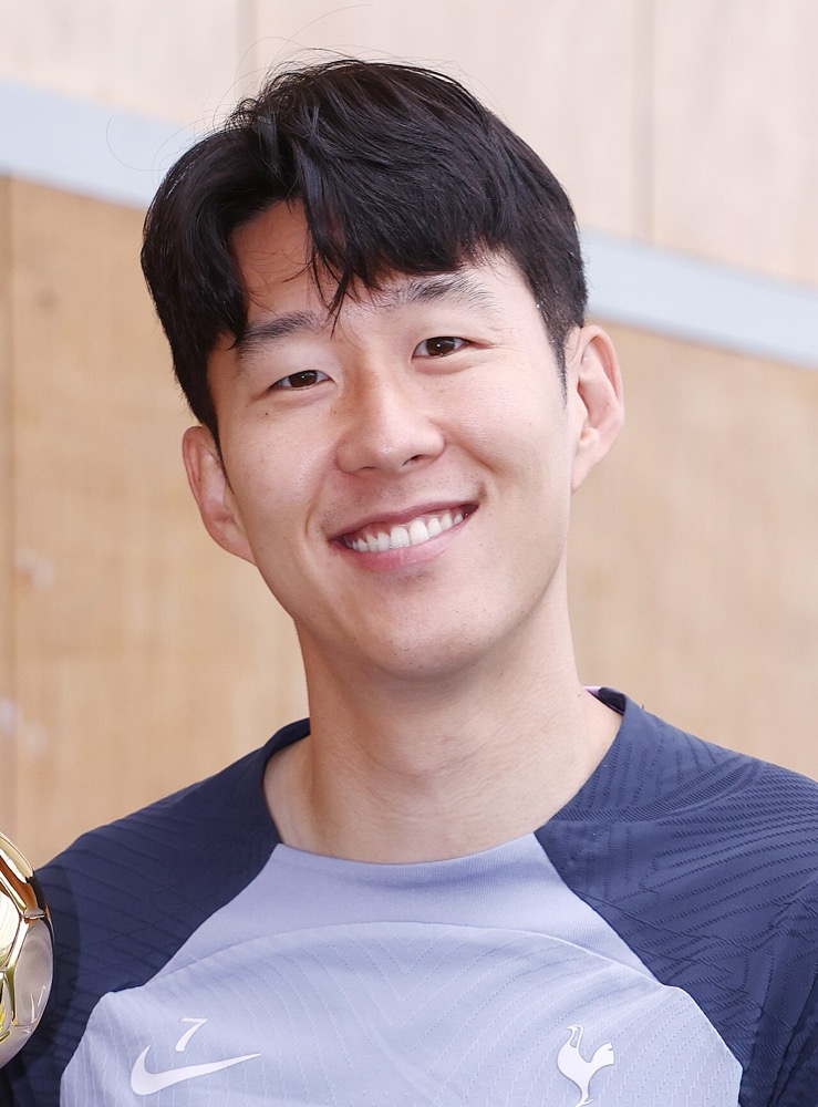 2024년 5월 아시아 최고 축구선수상 트로피를 받던 자리의 손흥민, 당시 토트넘 소속