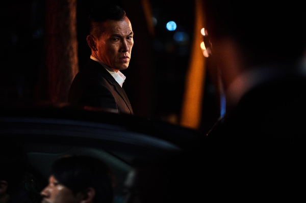 차-너머를-바라-보는-유오성-강릉