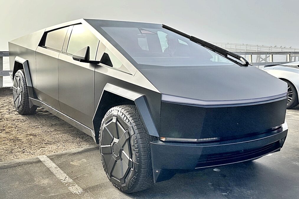 미국 전기차 업체 테슬라가 전기 픽업 &#39;사이버트럭(Cybertruck)&#39; 출시를 앞두고 인도 후 1년간 재판매 금지조항을 내걸었다 삭제했다.