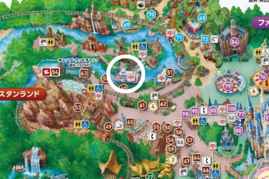 디즈니랜드 지도위에 동그라미가 그려져 있다.