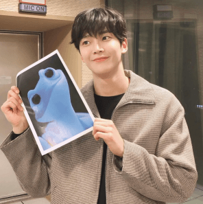 겨울황국2 브루니 사진을 들고있는 로운