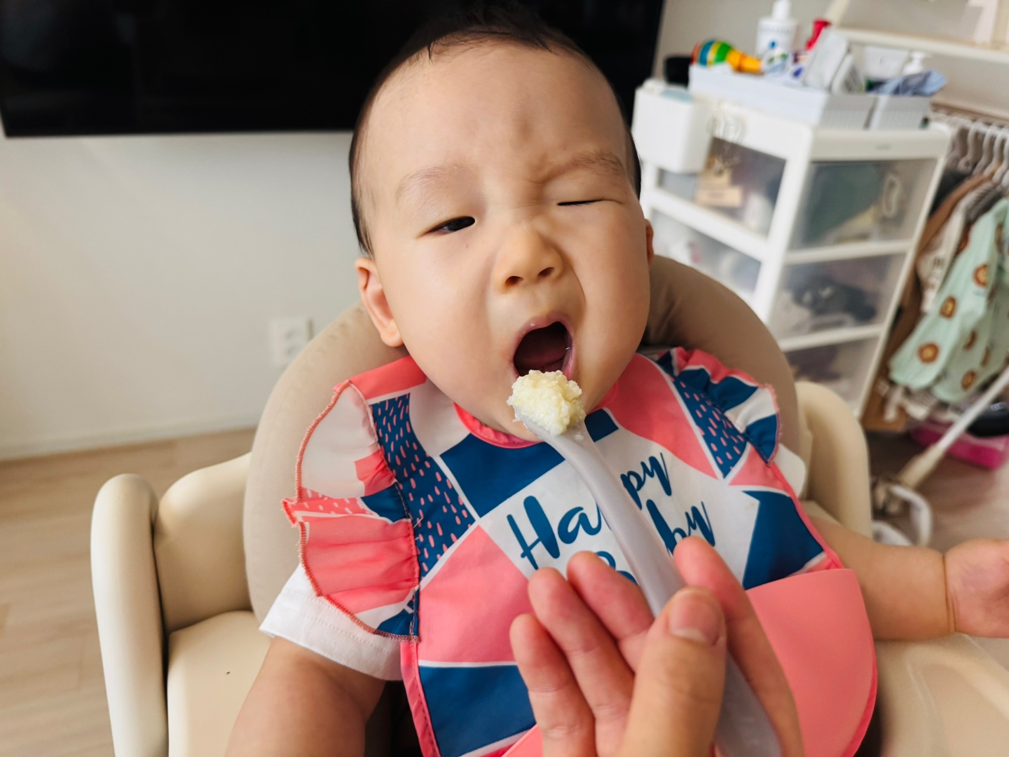 죽을 한 입 먹고 눈을 찡그리며 강한 반응을 보이는 찬솔이의 리얼 표정