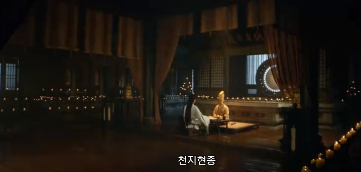 촛불이있는-장문의-처소-영산파-장문의-혼을부르는-의식을-하고있다-이연화와-금신이-마주보고-있다