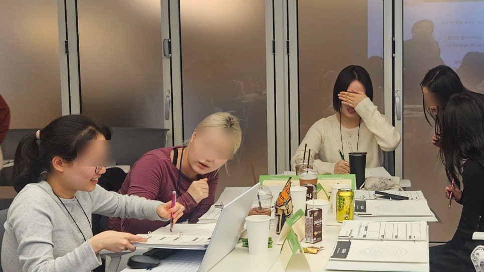 큰 종이에 업무 흐름을 마인드맵으로 정리하는 실습