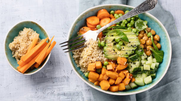 통곡물, 채소, 단백질이 포함된 균형 잡힌 한 접시