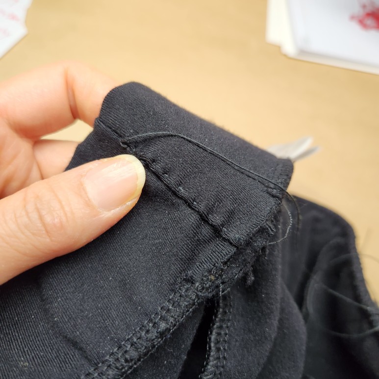 자른 면을 바느질하는 장면