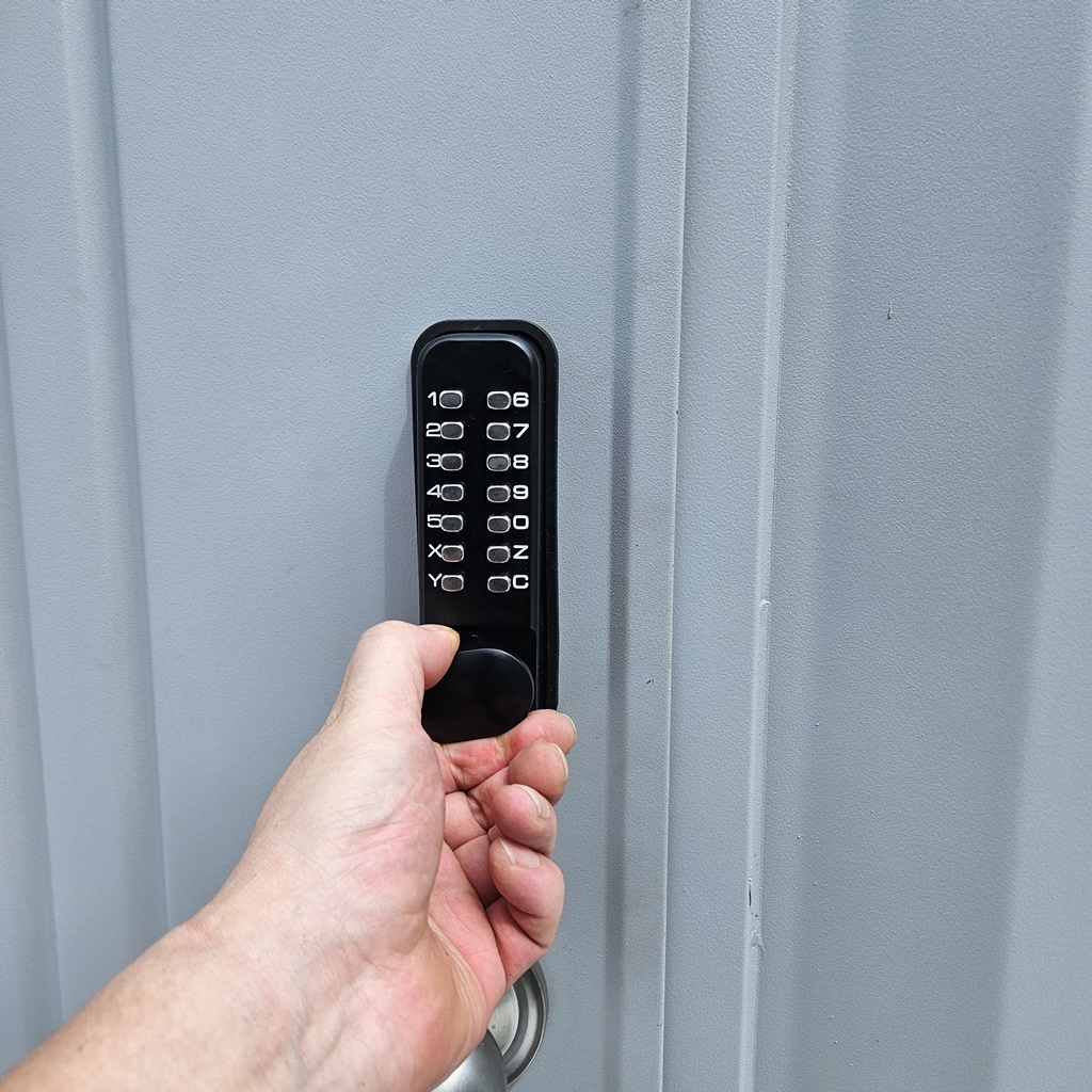 건설현장 야외 외부 옥외 실외 비가림 시설이 없는 컨테이너 사무실 출입문 방화문 비를 맞거나 습기에도 고장 나지 않고 건전지도 들어가지 않는 무 전원 방식 방수 도어락 기계식 버튼 번호키 설치