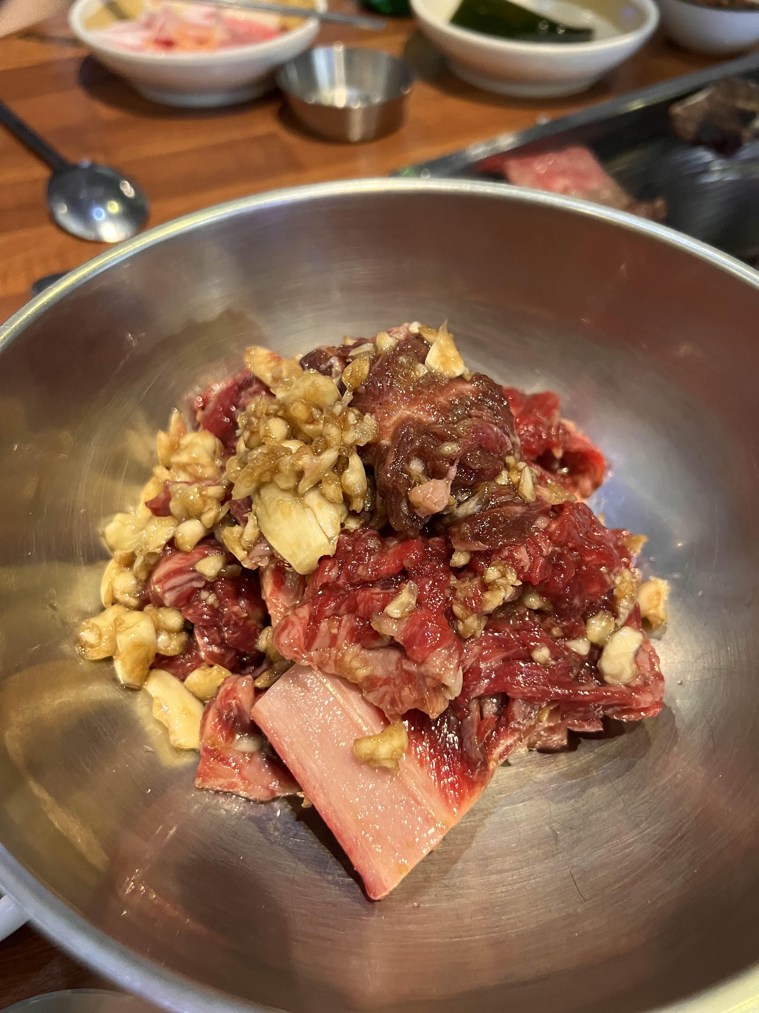 고기 위에 올라가 있는 마늘이 안동갈비의 포인트