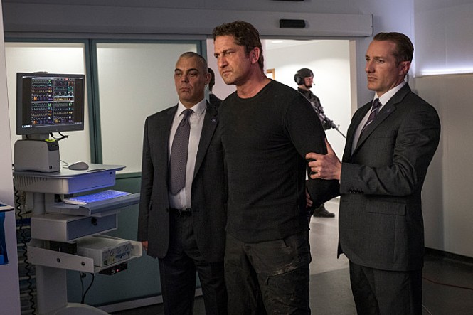 미국 경호원에게 체포되어 대통령을 마주하는 마이크 베닝