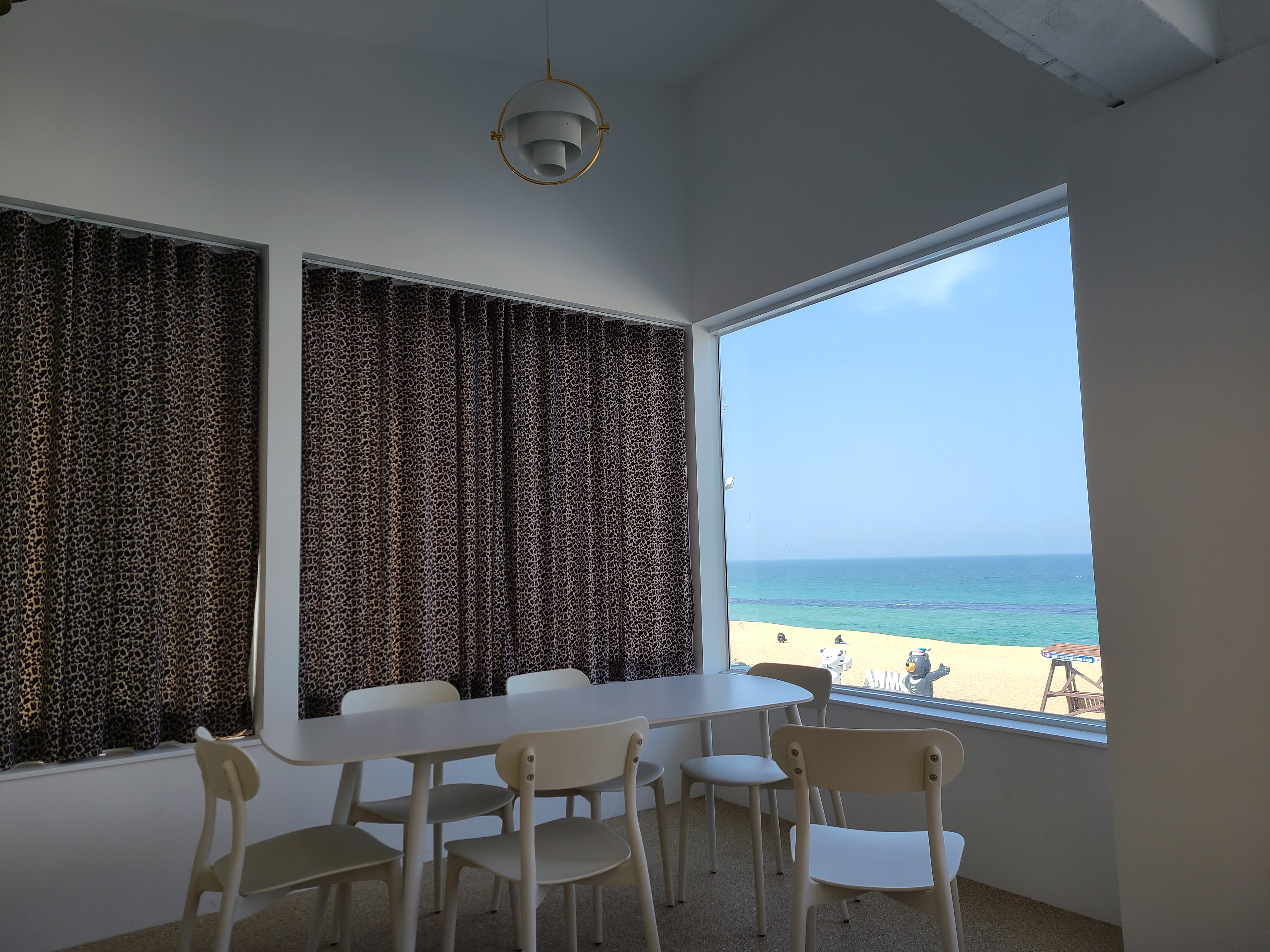 안목해변 카페 레오파드 2층 6인 테이블