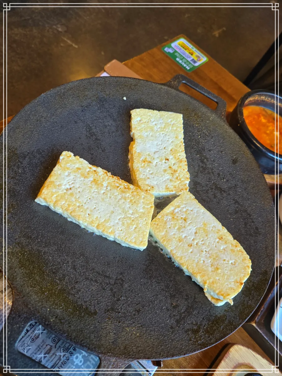 창원-백중기와야순두부-들기름-두부구이-무쇠팬-위의-3조각