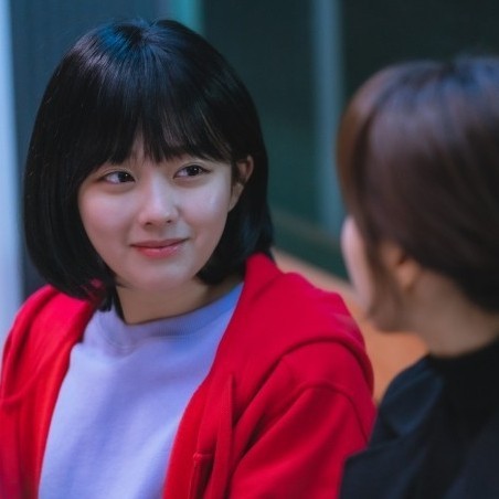 붉은 옷을 입고 웃고 있는 정지소의 모습