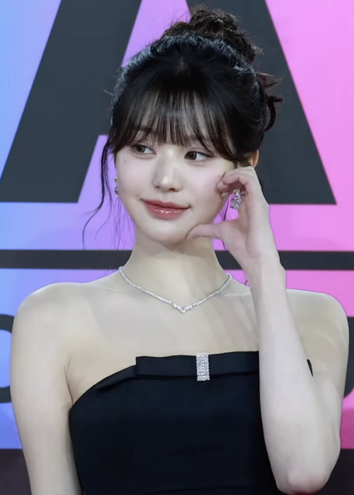 Jang Wonyoung at the 2024 Melon Music Awards, with an updo and a black strapless outfit.